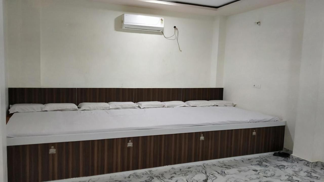 Rajlakshmi Guest House 마투라 외부 사진